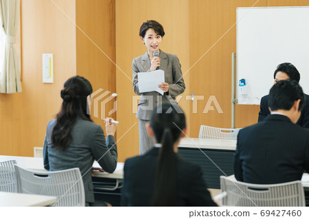 舉辦活動的女人 69427460