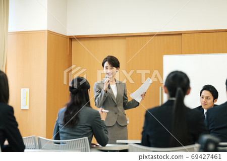 舉辦活動的女人 69427461