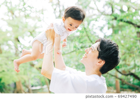 A baby who is beaten by his father 69427490