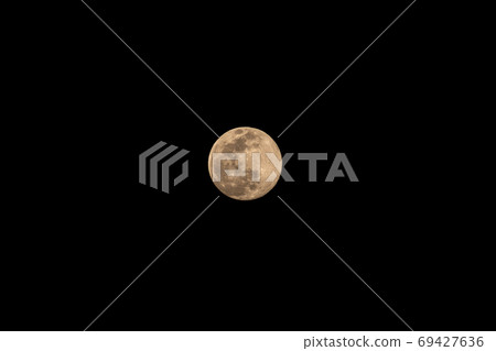 月亮在晴朗的夜空中閃耀 月亮在晴朗的夜空中閃耀 69427636