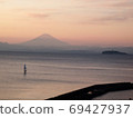 在羽山的夜景中欣賞富士山的景色 69427937