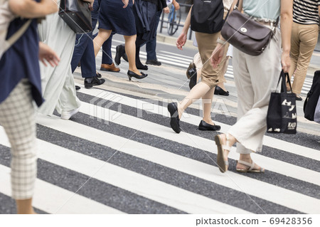橫渡行人交叉路的商人 橫渡行人交叉路的商人 69428356
