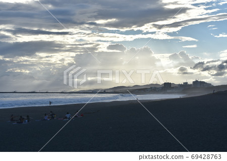 Seaside yoga at dusk on the Chigasaki coast Seaside yoga at dusk on the Chigasaki coast 69428763