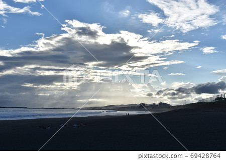 Seaside yoga at dusk on the Chigasaki coast 69428764