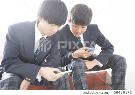 High school boys chatting 69429178