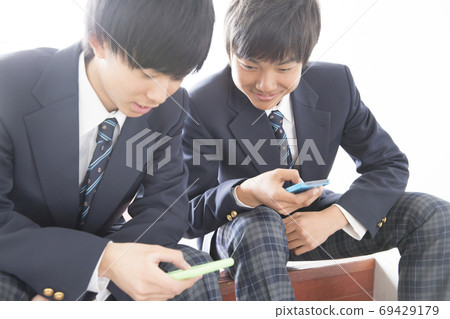 High school boys chatting 69429179