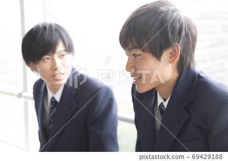 High school boys having a conversation 69429188