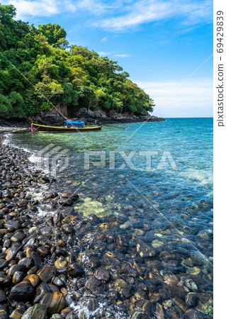 Beautiful rock beach and scenery in Koh Hin Ngam island, Tarutao National park, Thailand Beautiful rock beach and scenery in Koh Hin Ngam island, Tarutao National park, Thailand 69429839