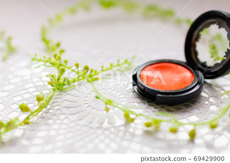 Red and round cosmetic cheek lip 69429900