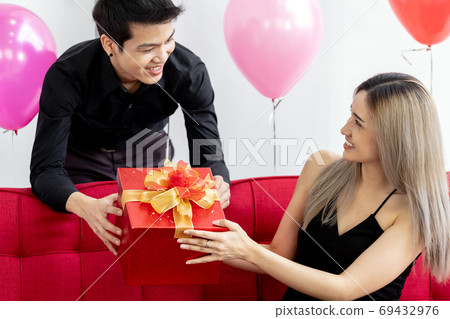 Couple with new year gift box 69432976
