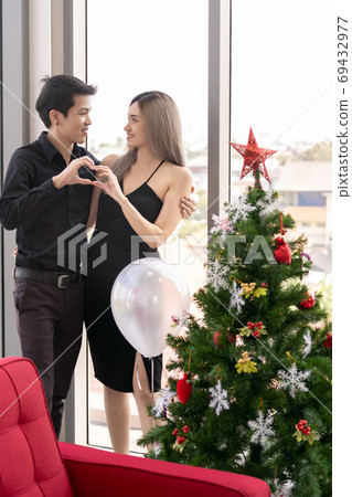 couple celebrate new year portrait couple celebrate new year portrait 69432977