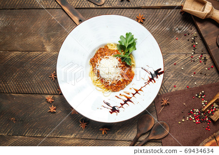 Spaghetti bolognese garnished with parsley Spaghetti bolognese garnished with parsley 69434634