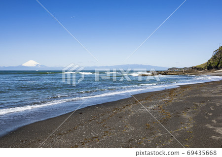 湘南三浦半島的水戶海濱的春季(晴天),因電暈而安靜 湘南三浦半島的水戶海濱的春季(晴天),因電暈而安靜 69435668