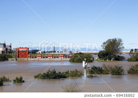 Iwabuchi Water Gate: At the flooded Arakawa Bank (Typhoon No. 19 in the first year of Reiwa) Iwabuchi Water Gate: At the flooded Arakawa Bank (Typhoon No. 19 in the first year of Reiwa) 69438802