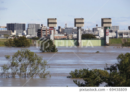 Sanryo Water Gate: At the flooded Arakawa Bank (Typhoon No. 19 in the first year of Reiwa) 69438809