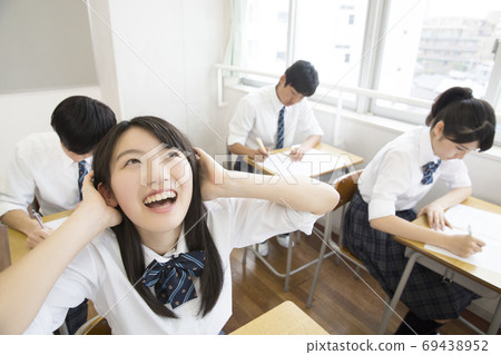 高中學生抱著頭 69438952