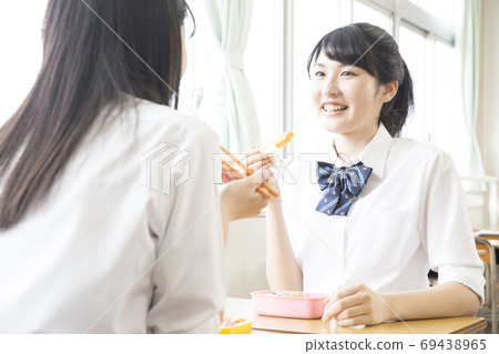 High school girls eating lunch High school girls eating lunch 69438965