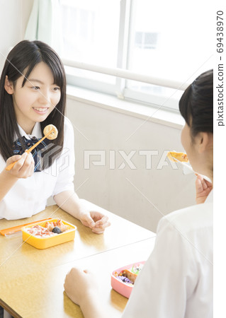 高中女生吃午餐 高中女生吃午餐 69438970