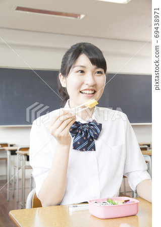 高中女生吃午餐 高中女生吃午餐 69438971
