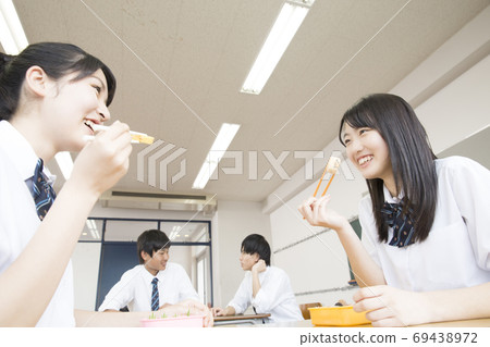 高中女生吃午餐 69438972