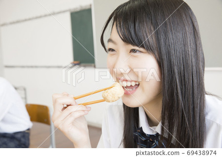 高中女生吃午餐 69438974