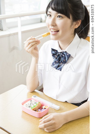 高中女生吃午餐 高中女生吃午餐 69438975