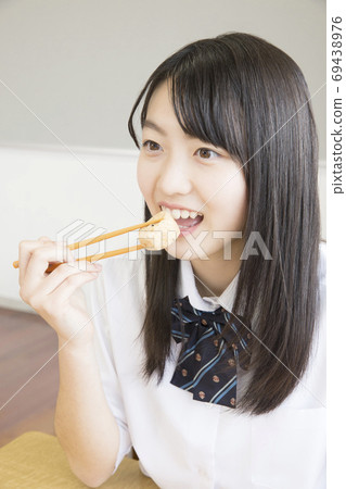 高中女生吃午餐 69438976
