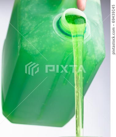 liquid soap in plastic bottle, close-up view liquid soap in plastic bottle, close-up view 69439145
