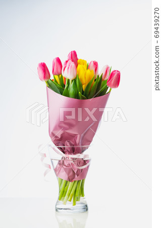 tulip flowers bouquet in a glass vase, isolated on white tulip flowers bouquet in a glass vase, isolated on white 69439270