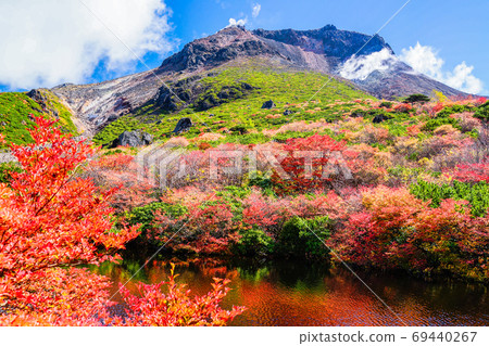 秋葉反映在Chausudake和葫蘆池塘 69440267