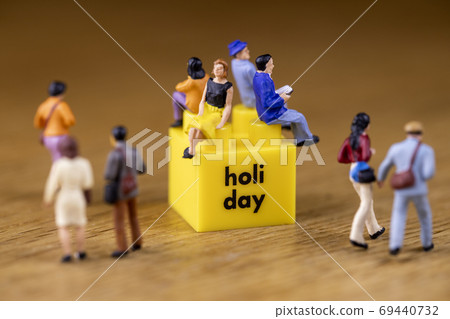 Holiday city people 69440732