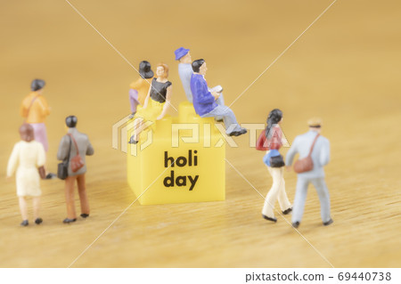 Holiday city people 69440738