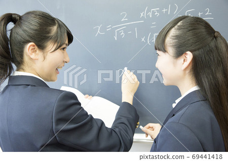 高中女生寫在黑板上 69441418