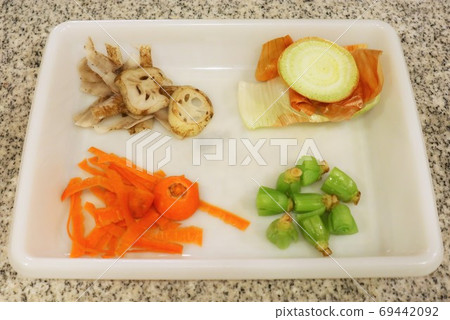 "Veggie broth" transforms the discarded vegetable waste into a delicious soup "Veggie broth" transforms the discarded vegetable waste into a delicious soup 69442092