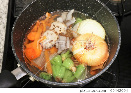 "Veggie broth" transforms the discarded vegetable waste into a delicious soup "Veggie broth" transforms the discarded vegetable waste into a delicious soup 69442094