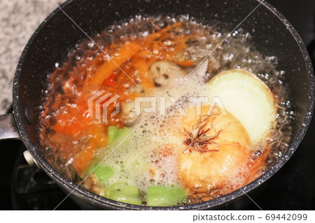 "Veggie broth" transforms the discarded vegetable waste into a delicious soup "Veggie broth" transforms the discarded vegetable waste into a delicious soup 69442099