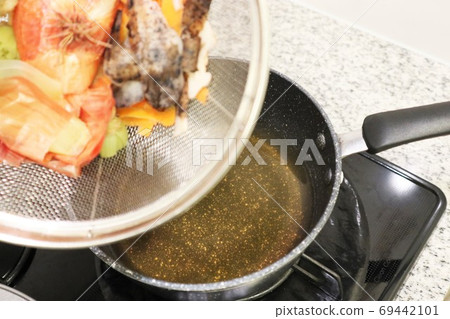 "Veggie broth" transforms the discarded vegetable waste into a delicious soup 69442101