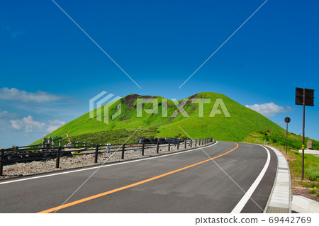 麻生山包圍的車道 麻生山包圍的車道 69442769