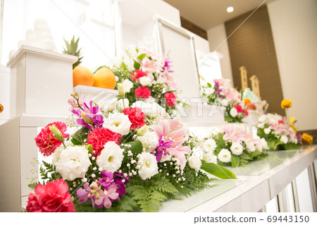 明亮的氣氛中的葬禮圖像素材 69443150