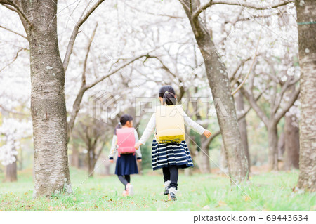 櫻桃樹下玩的女孩 69443634