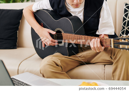 Streaming teenage boy 69444054