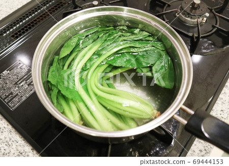 Boil Japanese mustard spinach in a pot 69444153