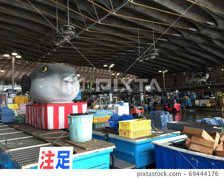 市場和河豚雕像 69444176