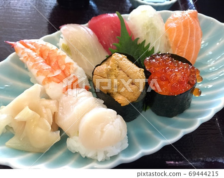 藍板上的壽司 69444215