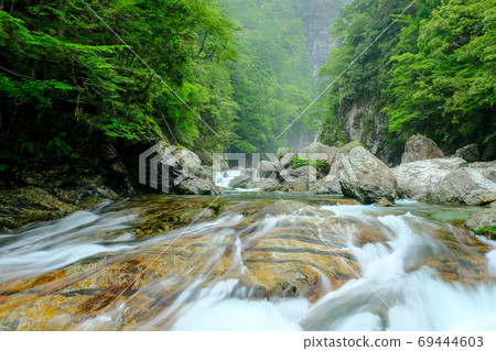 雨前的鬼川(奈良縣吉野郡志積山村) 雨前的鬼川(奈良縣吉野郡志積山村) 69444603