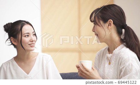 兩個女人在沙發上聊天 69445122