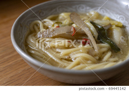 Motsunabe shime ramen 69445142