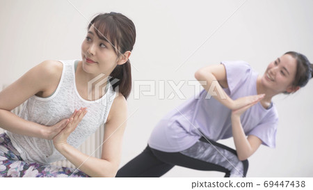 年輕女子做瑜伽兩槍 69447438