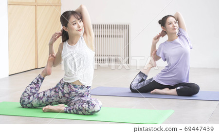 年輕女子做瑜伽兩槍 69447439