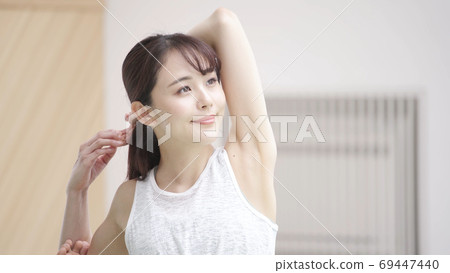 年輕女子做瑜伽兩槍 69447440